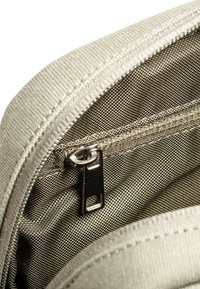 Borsa in tessuto grigio con interno testurizzato, una cerniera in metallo con linguetta e cuciture rinforzate lungo l'apertura.