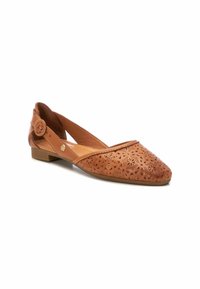 Zapato plano de cuero marrón con un patrón floral cortado, puntera afilada y un pequeño tacón apilado. Incluye una correa tipo slingback con un acento redondo.