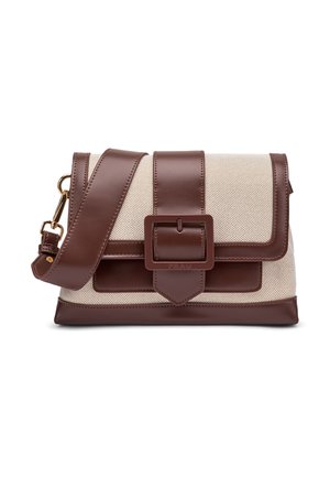 Bolso de hombro rectangular de lona beige con detalles de cuero marrón oscuro, correa ancha ajustable y una gran hebilla cuadrada en la solapa frontal.