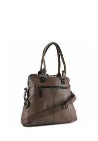 Bruine leren totebag met zwarte accenten, ritssluitingen, dubbele handgrepen en afneembare schouderriem. Voorzien van een logopatch aan de voorkant.