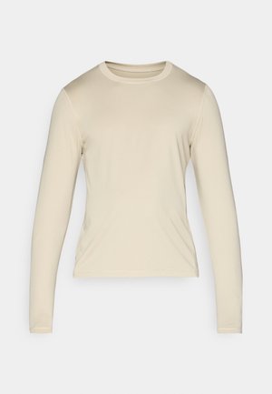 Světle béžové tričko s dlouhým rukávem, kulatým výstřihem, hladkou texturou, přiléhavým střihem a minimem švů. Bez viditelných vzorů nebo detailů.