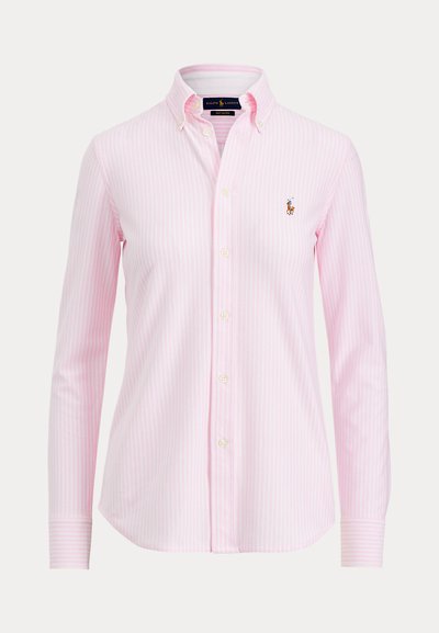 Camicia a righe rosa e bianche a maniche lunghe con bottoni, colletto abbottonato e piccolo logo ricamato sul petto sinistro.