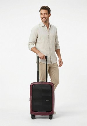 Redolz, ESSENTIALS 17 2.0 4 ROLLEN KABINENTROLLEY 55 CM LAPTOPFACH UNISEX - Bagaglio a mano - burgundy
