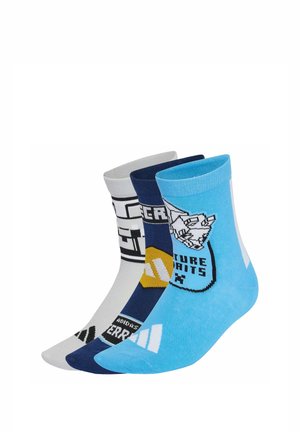 Drei bunte Kniestrümpfe in Blau, Navy und Weiß mit grafischen Designs und Text, nebeneinander auf weißem Hintergrund angeordnet.