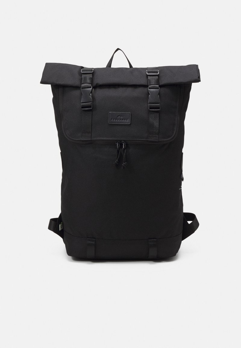 Schwarzer Rucksack mit Rolltop-Design, verstellbaren Trägern, Reißverschlussverschluss und zwei vorderen Schnallen. Hergestellt aus strapazierfähigem Stoff mit minimalen Akzenten.