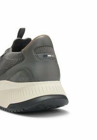 Sneaker grigia con tomaia in mesh e pelle, caratterizzata da un tallone testurizzato, suola intermedia grigia chiara e suola in gomma nera con motivo a scanalature.