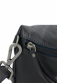 Zwarte leren handtas met een gestructureerd oppervlak, blauwe stiksels, een rits sluiting en een metalen clip aansluiting. Accenten zijn onder andere een zilveren rits.