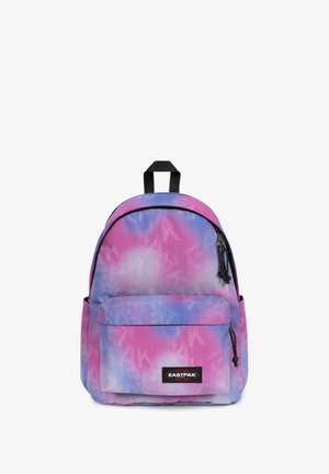 Rygsæk med lilla og pink tie-dye mønster, sorte lynlåse, frontlomme og Eastpak-logo på frontlommen.