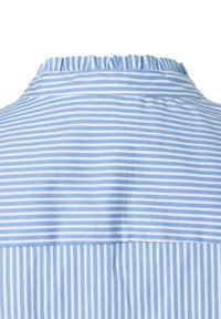 Gestreiftes Hemd in Blau und Weiß mit Rüschenkragen, das abwechselnd breite und schmale Streifen aus glatter Stoff gefertigt ist.