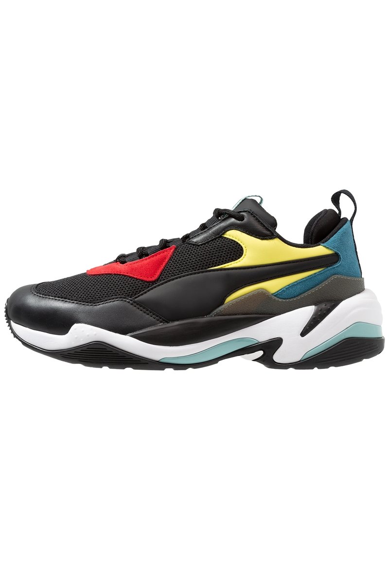 Czarny i wielokolorowy sneaker wykonany z siateczki i skóry, z grubą, teksturowaną podeszwą, czerwonymi i żółtymi akcentami oraz wyściełanym kołnierzem.