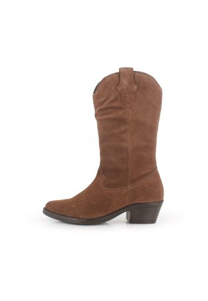 Botas de vaquero de ante marrón con punta afilada y tacón inclinado. Presentan costuras decorativas y una lengüeta en la parte superior para ponérselas fácilmente.