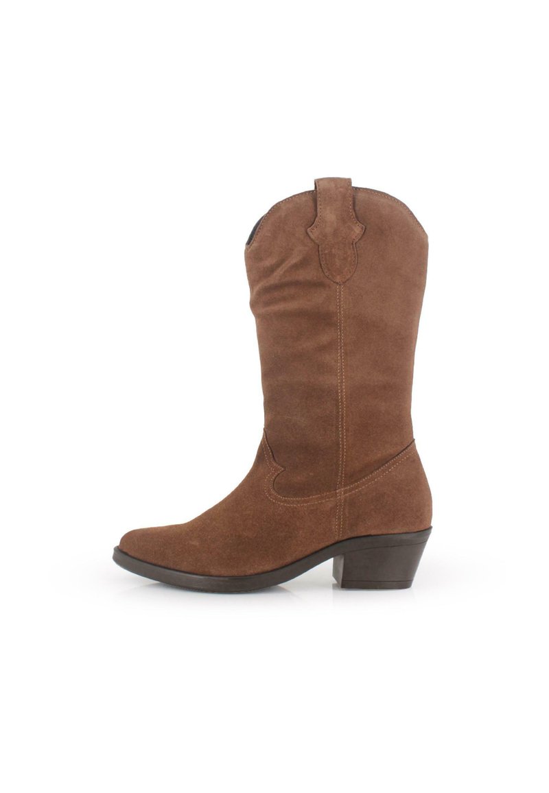 Botas de vaquero de ante marrón con punta afilada y tacón inclinado. Presentan costuras decorativas y una lengüeta en la parte superior para ponérselas fácilmente.