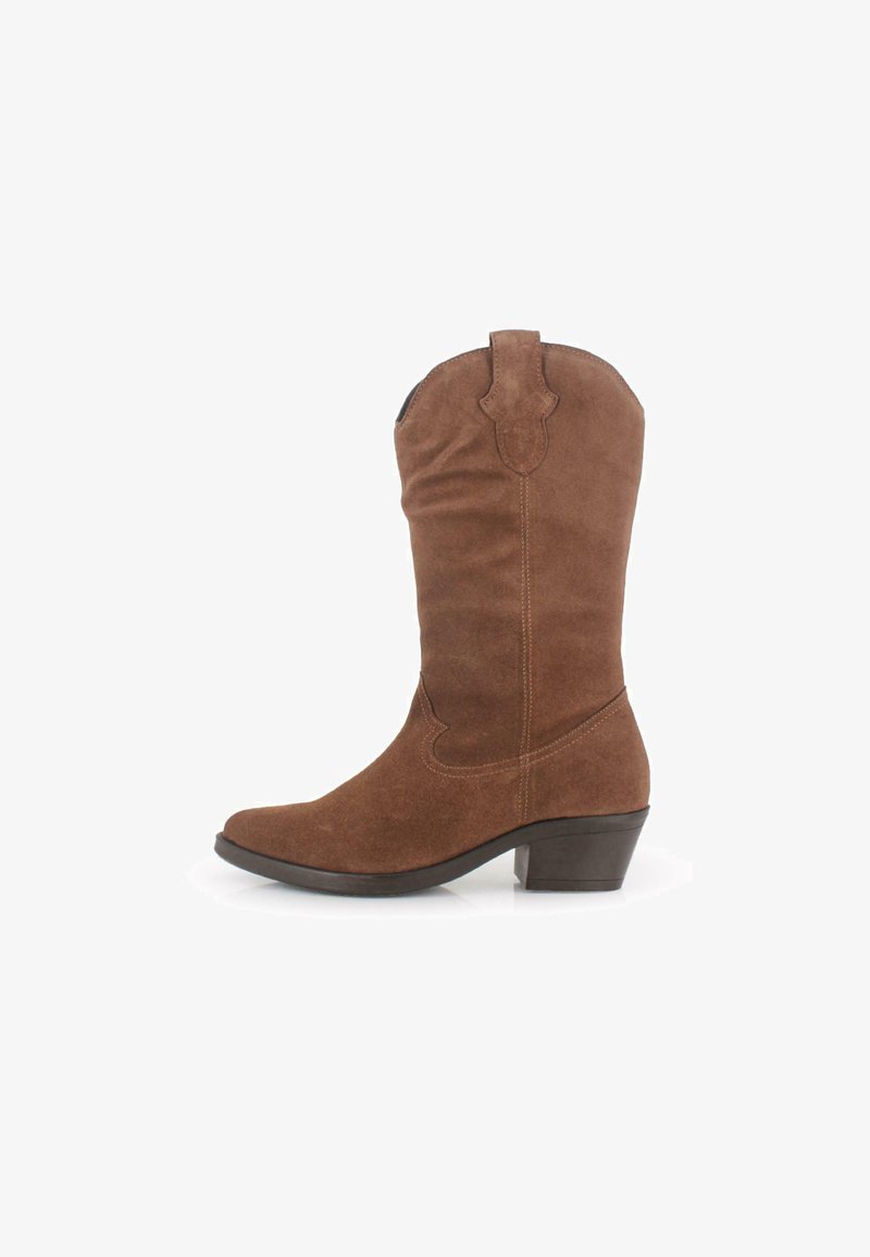 Botas de vaquero de ante marrón con punta afilada y tacón inclinado. Presentan costuras decorativas y una lengüeta en la parte superior para ponérselas fácilmente.