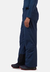 Pantaloni da neve blu navy con taglio dritto, realizzati in un materiale impermeabile; presentano una vita con Velcro e tasche laterali.