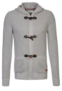 Šedý pletený svetr s kapucí, vybavený dřevěnými zapínáními na poutka, dvěma předními kapsami a žebrovanými manžetami a lemem pro větší texturu.