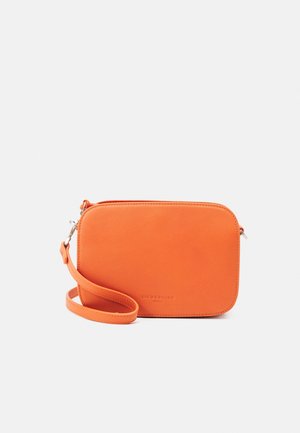 Kleine rechteckige orange Leder-Handgelenktasche mit abgerundeten Ecken und abnehmbarem Trageriemen vor weißem Hintergrund.