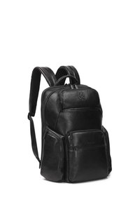 Svart läderryggsäck med dubbla axelremmar, flera zippered fack och ett handtag på toppen för enkel bärning. Slät yta, modern design.