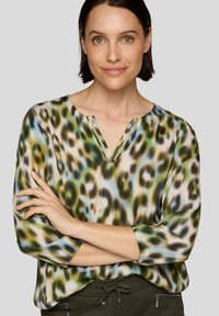 Grüne und beige Leopardmuster-Bluse mit V-Ausschnitt, Dreiviertelärmeln und leichtem, glattem Stoff.
