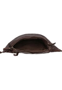 Borsa in pelle marrone con apertura a zip, caratterizzata da un esterno morbido, tasca interna e texture liscia. La vista aperta rivela la fodera.