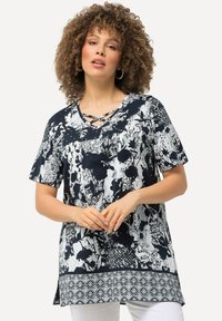 Ulla Popken PATCH PRINT SHORT SLEEVE - Tuniek - navy blue