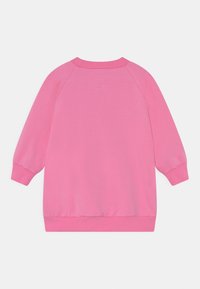 Roze sweatshirt met lange mouwen, ribgebreide manchetten, kraag en tailleband, gezien van de achterkant tegen een witte achtergrond.