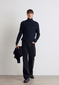 Tommy Hilfiger STRUCTURE ROLL NECK - Pulover - desert sky
