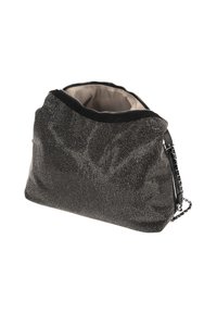 Zwarte textuurtas met metalen details, een asymmetrische vorm, ritssluiting en een platte kettingriem. Het interieur heeft een beige visgraatvoering.