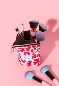 The Flat Lay Co. THE FLAT LAY CO. STANDING BRUSH CASE - Toalettmappe - pink leopard