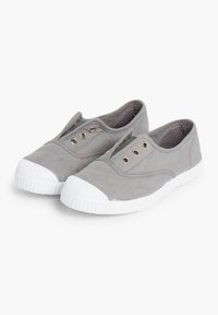 Šedé plátěné boty na slip-on s bílými gumovými podrážkami, s kovovými očky a texturovanou špičkou, navržené pro volný čas.