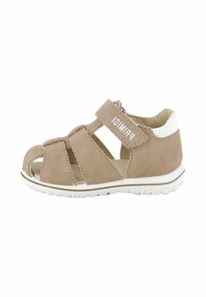 Sandalo beige da bambino con punta chiusa, suola bianca, cinturino in velcro con etichetta "PRIMIGI" e pannelli laterali aperti per la traspirabilità.
