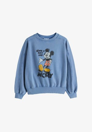 Blaues Sweatshirt mit Mickey Mouse-Grafik, gelben Schuhen, roter Shorts und dem Text "Have a nice day! Mickey" auf der Vorderseite.