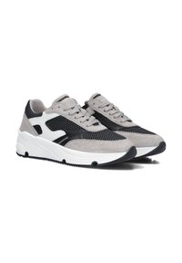 Graue und schwarze Sneaker aus Mesh und Wildleder, mit kontrastierenden weißen Akzenten, runder Zehenpartie und strukturiertem Gummisohle.