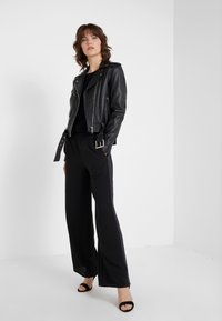 Davida Cashmere CURVED SWEATER - Strickpullover - black