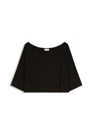 Čierny crop top s širokým výstrihom a trojštvrťovými rukávmi, jednoduchý dizajn, zobrazený položený na bielom pozadí.