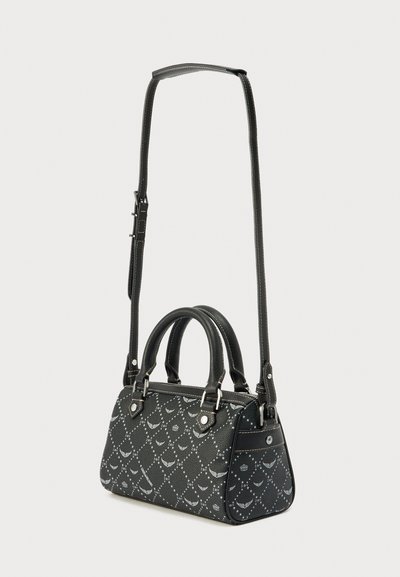 Melna rokassoma ar strukturētu dizainu, kurai ir divas rokturi un noņemams plecu siksna. Teksturēts audums ar smalku rakstu un metāla detaļām.