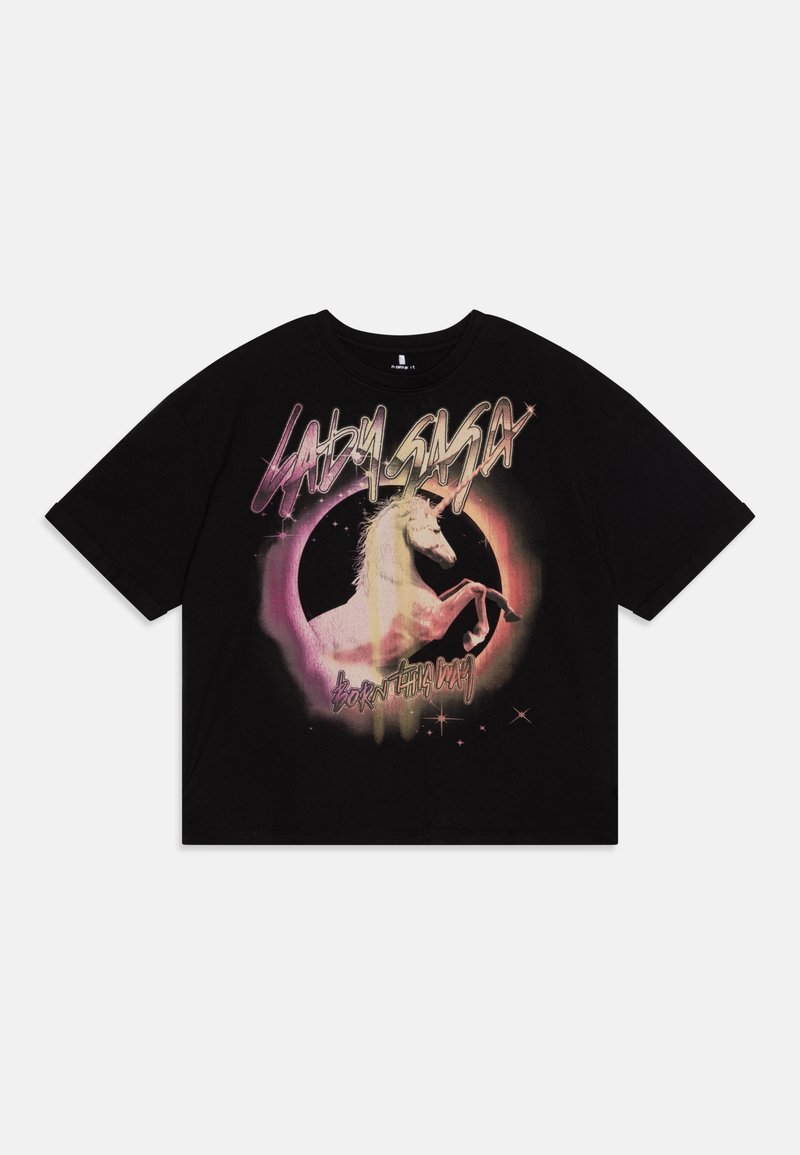 Svart bomullsoverdimensjonert t-skjorte med grafisk design av en hvit enhjørning og teksten "Born This Way", aksentuert med pastellfarger og stjerner.