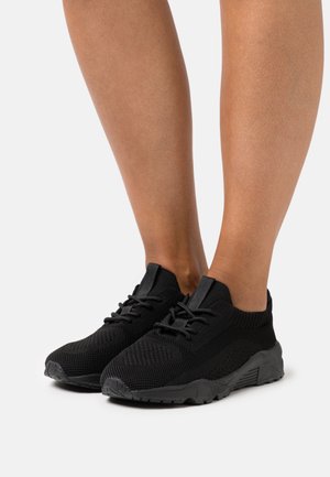 Trainers - black