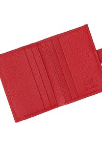 Rote Lederbrieftasche mit strukturiertem Finish, ausgestattet mit mehreren Kartenfächern und einem schlichten Design. Mit dezentem Branding am Rand akzentuiert.