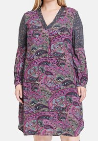 Klänning med långa ärmar som har V-ringning, paisleymönster i rosa, grönt och marinblått, med djurmönstrade detaljer på ärmarna. Tillverkad av mjukt tyg.
