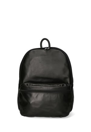 Schwarzer Rucksack aus glattem synthetischem Material mit runder Oberseite, Außentasche mit Reißverschluss und einer Schlaufe zum Aufhängen an der Oberseite.