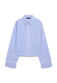 Camicia a righe blu e bianche con colletto a punta, maniche lunghe e una singola tasca sul petto con rifinitura bianca. Design accorciato.