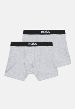 Boxer in cotone grigio con una fascia elastica nera sulla vita che mostra il logo "BOSS" in bianco. Sono mostrati due paia, con una texture liscia.