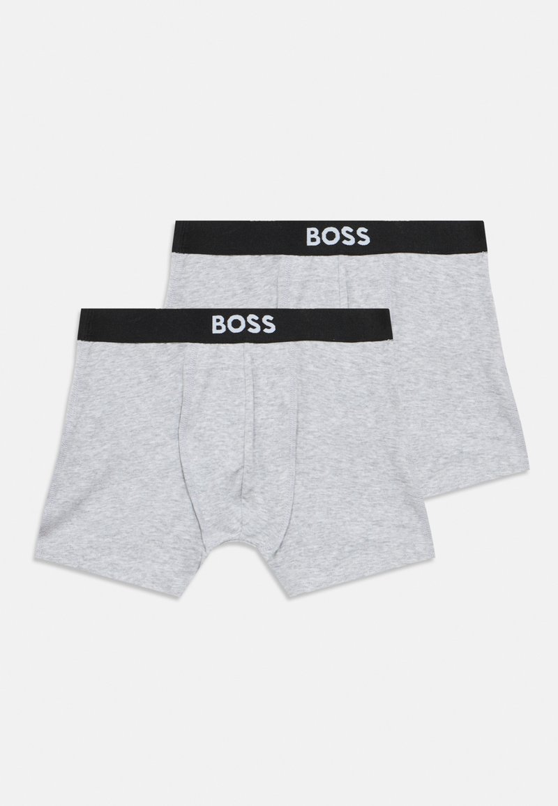 Boxers gris en coton avec une ceinture noire affichant le logo "BOSS" en blanc. Deux paires présentées, avec une texture lisse.