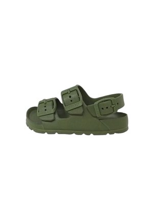 Sandalo regolabile verde oliva con tre cinturini con fibbie e suola piatta texturizzata, progettato per un uso casual.