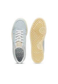 Sneakers di camoscio blu chiaro con lacci bianchi e accenti crema. Presentano una punta perforata, dettaglio del logo sul lato e suola in gomma texturizzata.