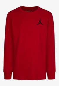 Rød langærmet T-shirt med rund hals og sort Jumpman-logo på venstre bryst, ribbekanter og en enkel, glat stofstruktur.
