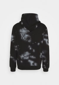 Sweat à capuche noir avec un motif tie-dye dans des tons de gris. Comprend une grande capuche, des manches longues et des poignets et un ourlet côtelés. Texture de tissu douce.