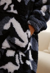 Next Flísová bunda - black white camo