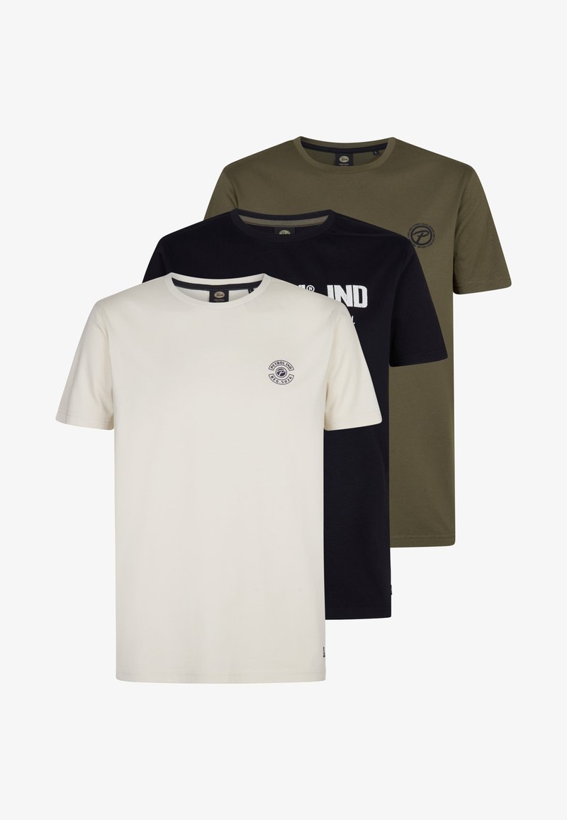 Tři trička v bílé, námořnické a olivové barvě s kulatými výstřihy. Bílé tričko má logo na levé straně hrudi, zatímco ostatní mají text.