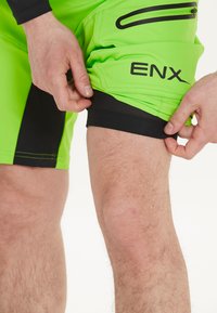 Endurance JAMAL M 2 IN 1 RADSPORT BIKE FAHRRAD - Friluftsshorts - green flash